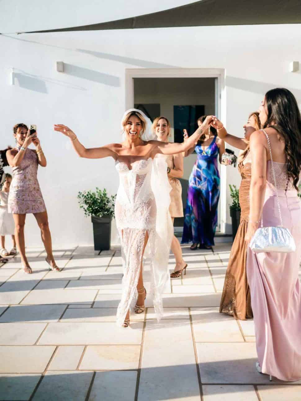 Οικονομάκου – Τσερέλα στη Μύκονο: Οι αγκαλιές και τα φιλιά σε παραλία του νησιού