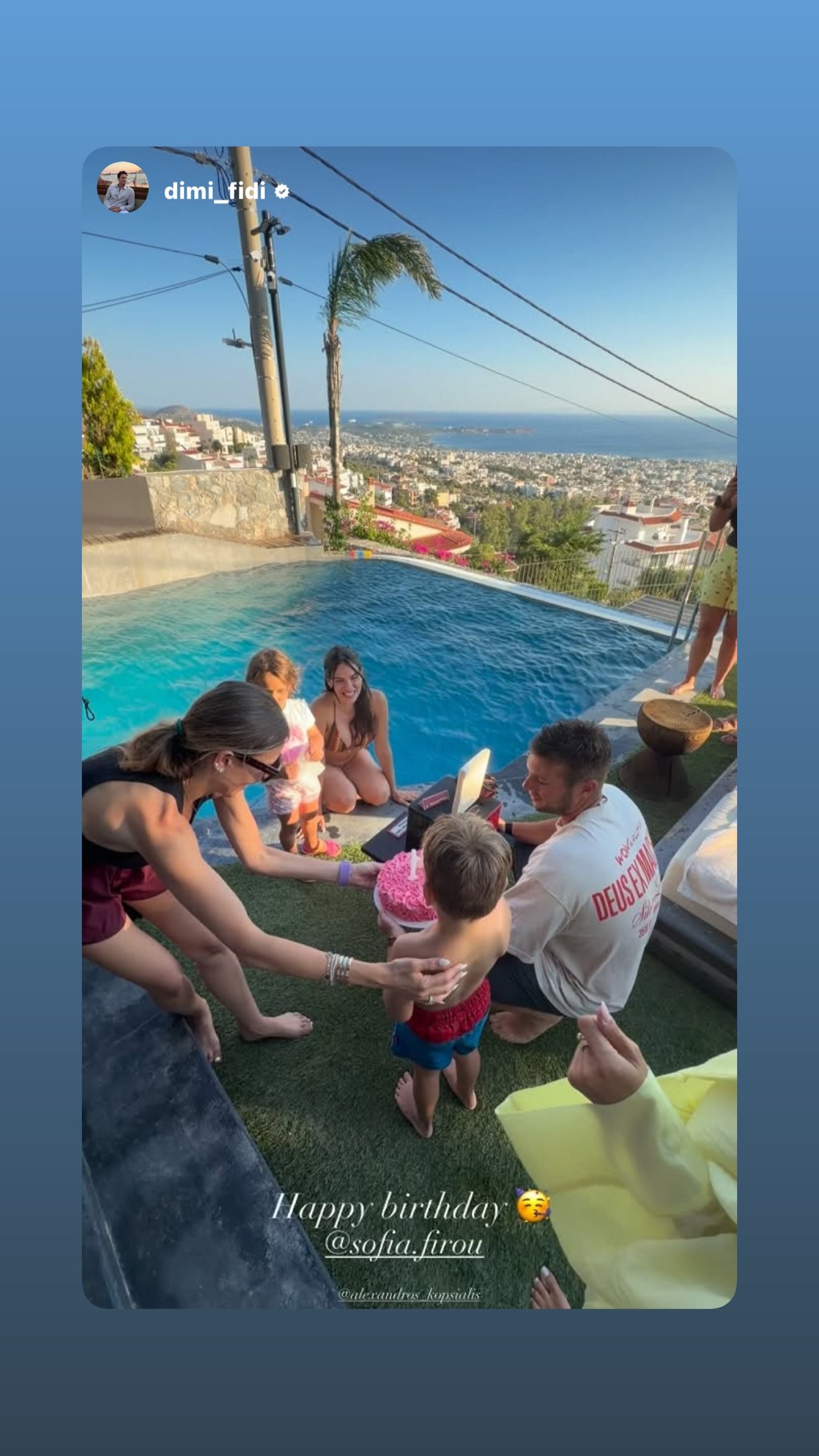 Σοφία Φυρού γιόρτασε τα γενέθλιά της με τον Αλέξανδρο Κοψιάλη και τον γιο τους – Οι φωτογραφίες με μαγιό και οι εντυπωσιακές τούρτες