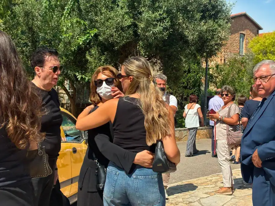 Κηδεία Μαίρης Λίντα: Το μεταφυσικό φαινόμενο την ώρα της ταφής – «Αθάνατη» φώναζε το πλήθος