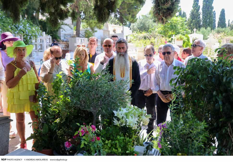 Βουγιουκλάκη: Δεν πήγε ο γιος της, Γιάννης Παπαμιχαήλ, στο μνημόσυνο – Κλαίει η Αλίκη από τον ουρανό (Ποιοι παρευρέθηκαν;)
