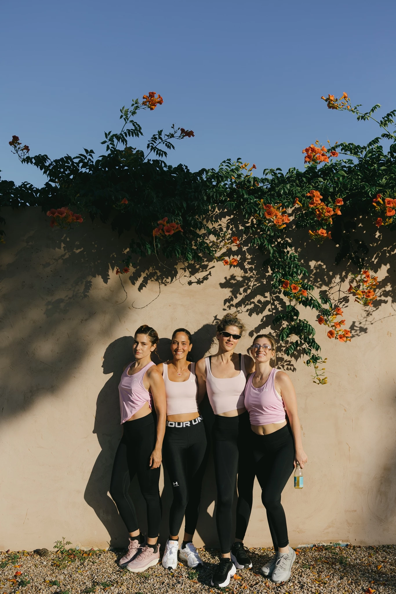 Under Armour στη Βάρκιζα: Yoga στη θάλασσα με φόντο το ηλιοβασίλεμα