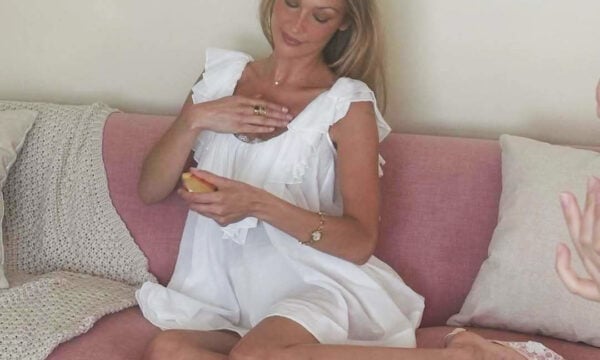 Bella Hadid φοράει ρομαντικά mules και δημιουργεί την πιο σέξι τάση του καλοκαιριού