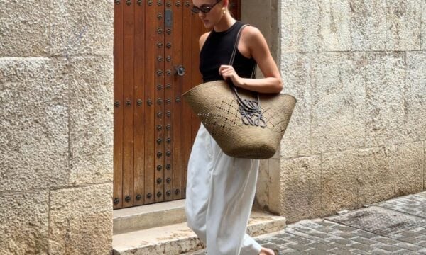 Ψάθινο καλάθι στην πόλη: 5 τρόποι να το φορέσουμε χωρίς να μοιάζει ότι πάμε παραλία