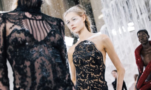 Frozen Eden: H beauty τάση που έκλεψε τις εντυπώσεις στο fashion show της Celia Kritharioti