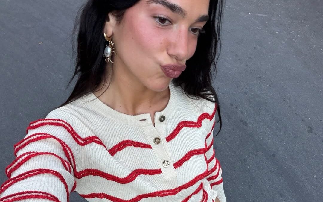 Dua Lipa: 5 looks για να αντιγράψουμε στις φετινές διακοπές μας