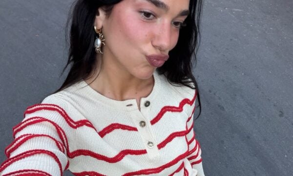 Dua Lipa: 5 looks για να αντιγράψουμε στις φετινές διακοπές μας