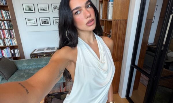 Dua Lipa: Το ντραπέ τοπ είναι το κομμάτι που χρειαζόμαστε φέτος
