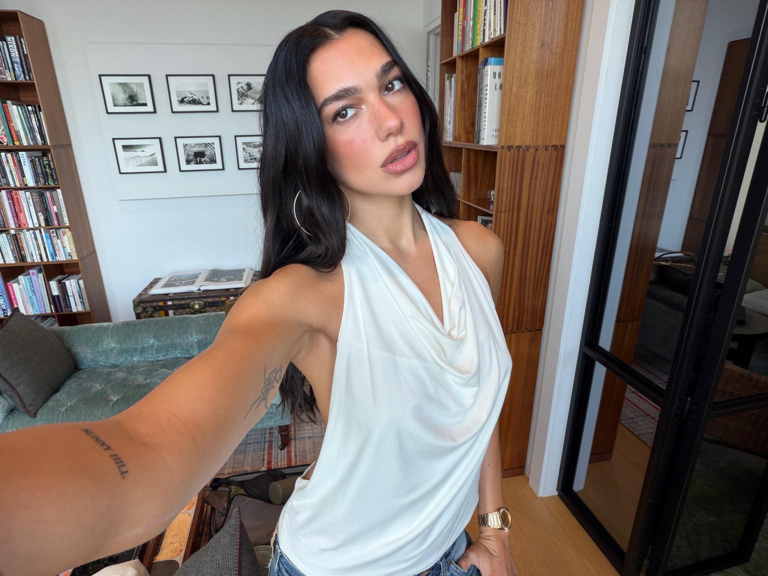 Dua Lipa: Το ντραπέ τοπ είναι το κομμάτι που χρειαζόμαστε φέτος