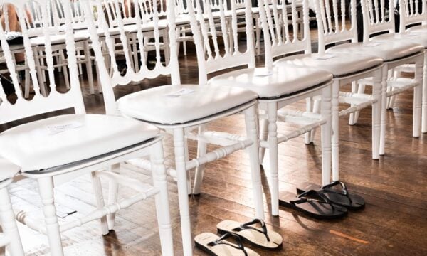 Οι σαγιονάρες μόλις κυκλοφόρησαν – Τα ugly shoes που θα φορέσουμε αυτή τη σεζόν