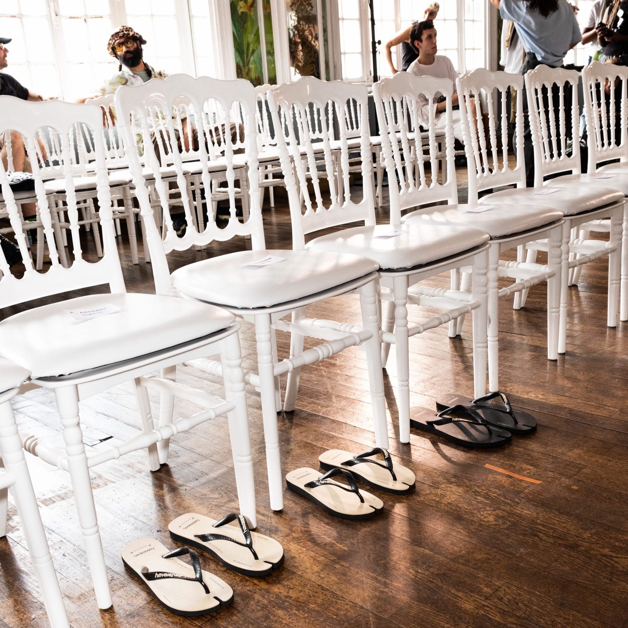 Οι σαγιονάρες μόλις κυκλοφόρησαν – Τα ugly shoes που θα φορέσουμε αυτή τη σεζόν