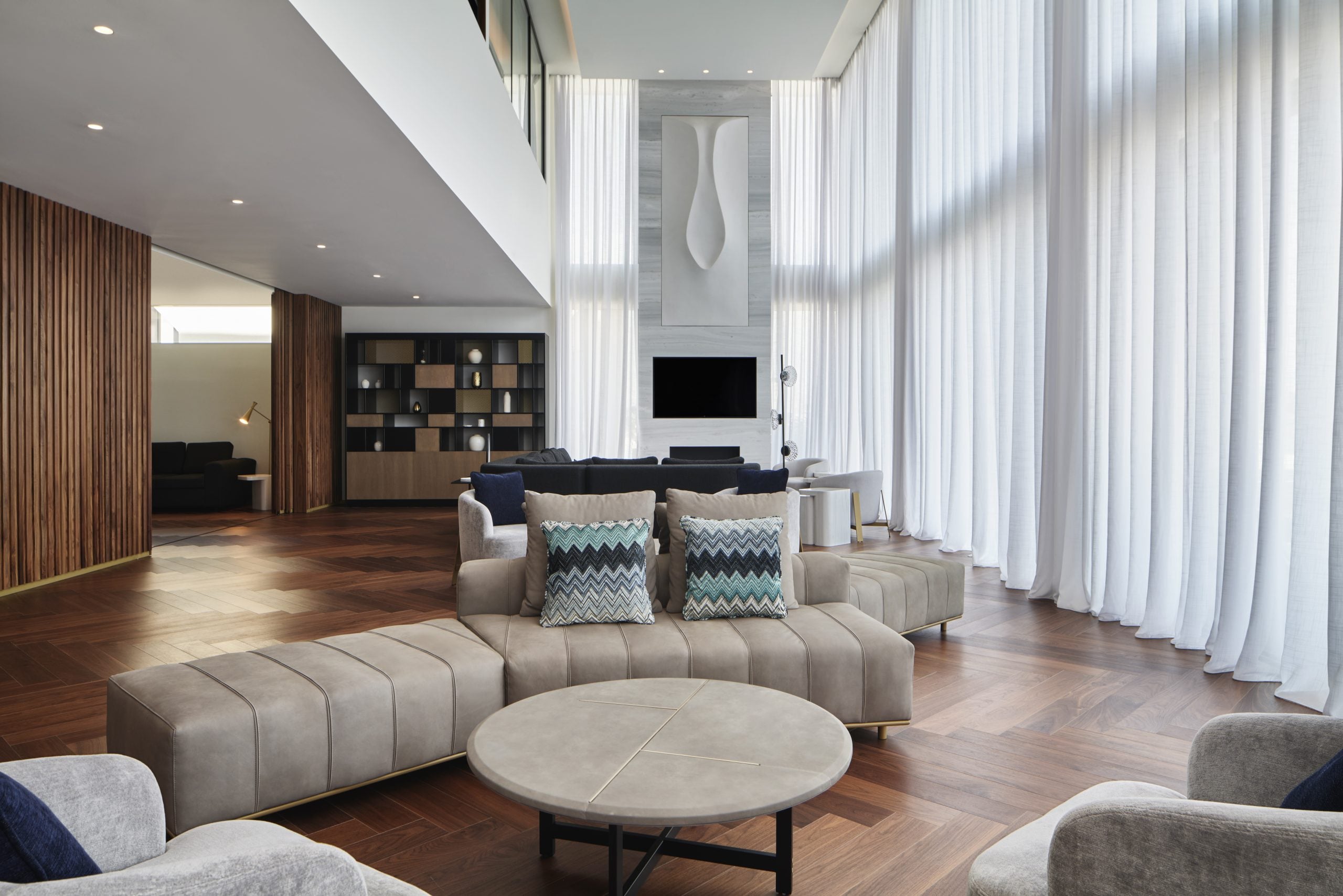 Ευρύχωρο σαλόνι σουίτας στο Grand Hyatt Athens με ψηλά παράθυρα και μοντέρνα διακόσμηση