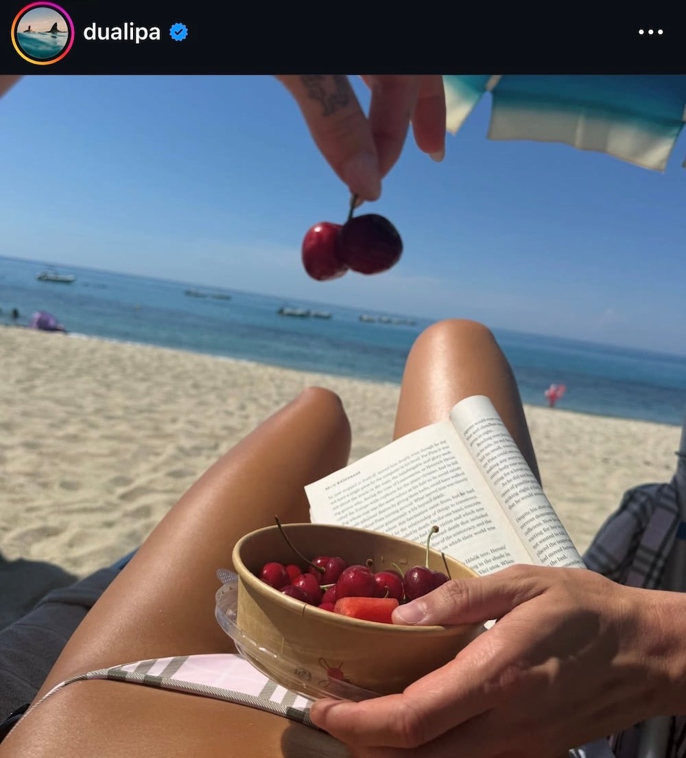 Dua Lipa από την Parghelia στο Il Pellicano: το triangle bikini δεν φεύγει ποτέ από τη μόδα