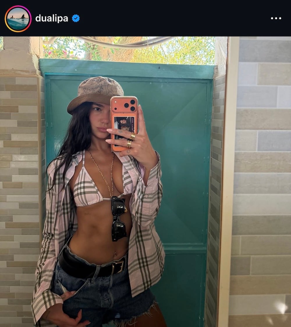 Dua Lipa από την Parghelia στο Il Pellicano: το triangle bikini δεν φεύγει ποτέ από τη μόδα
