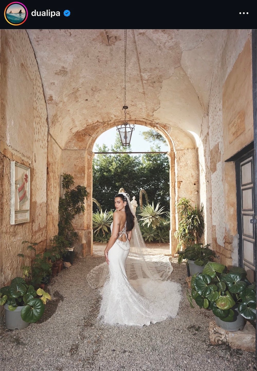 Dua Lipa από την Parghelia στο Il Pellicano: το triangle bikini δεν φεύγει ποτέ από τη μόδα