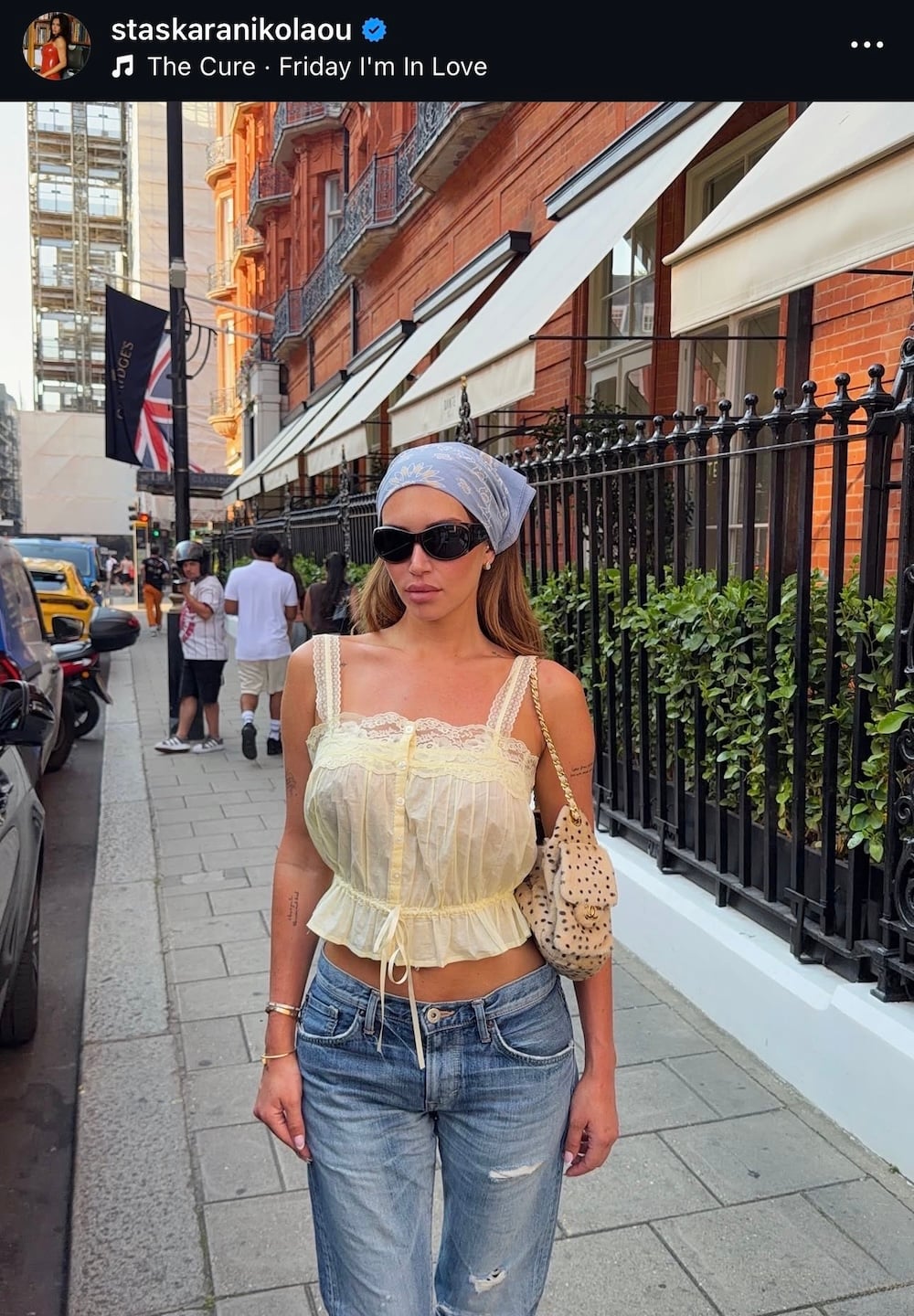 Stassie Karanikolaou φοράει πουά, slip dresses και lingerie tops