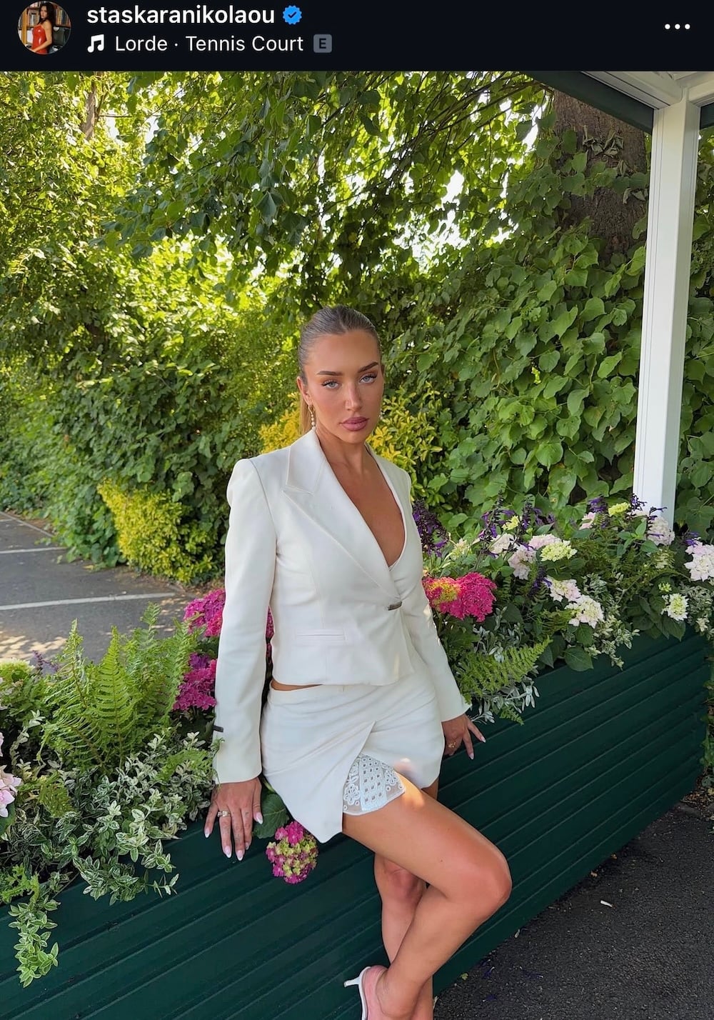 Stassie Karanikolaou φοράει πουά, slip dresses και lingerie tops
