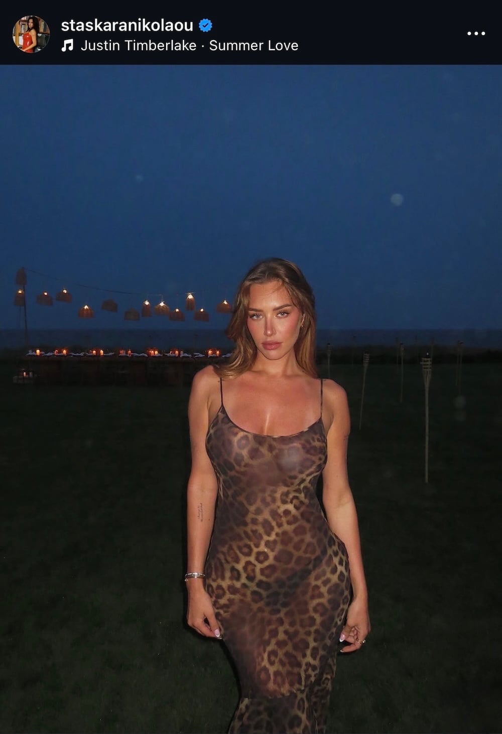 Stassie Karanikolaou φοράει πουά, slip dresses και lingerie tops
