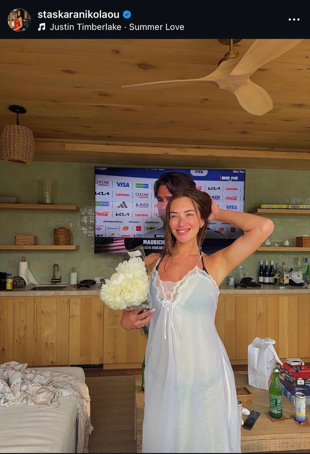 Stassie Karanikolaou φοράει πουά, slip dresses και lingerie tops