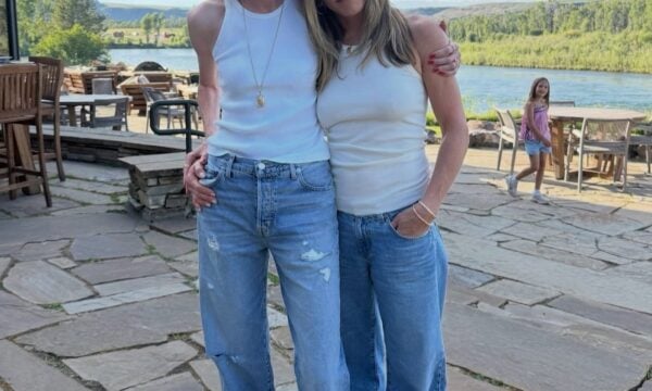Jennifer Aniston: Το φανελάκι-κλειδί για το καλοκαίρι – 5 εναλλακτικές για να το φορέσουμε
