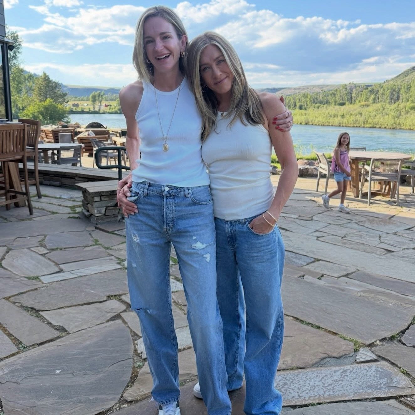 Jennifer Aniston: Το φανελάκι-κλειδί για το καλοκαίρι – 5 εναλλακτικές για να το φορέσουμε