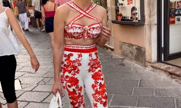 JLo φόρεσε το majolica print στη Σικελία – Πώς θα το υιοθετήσουμε κι εμείς