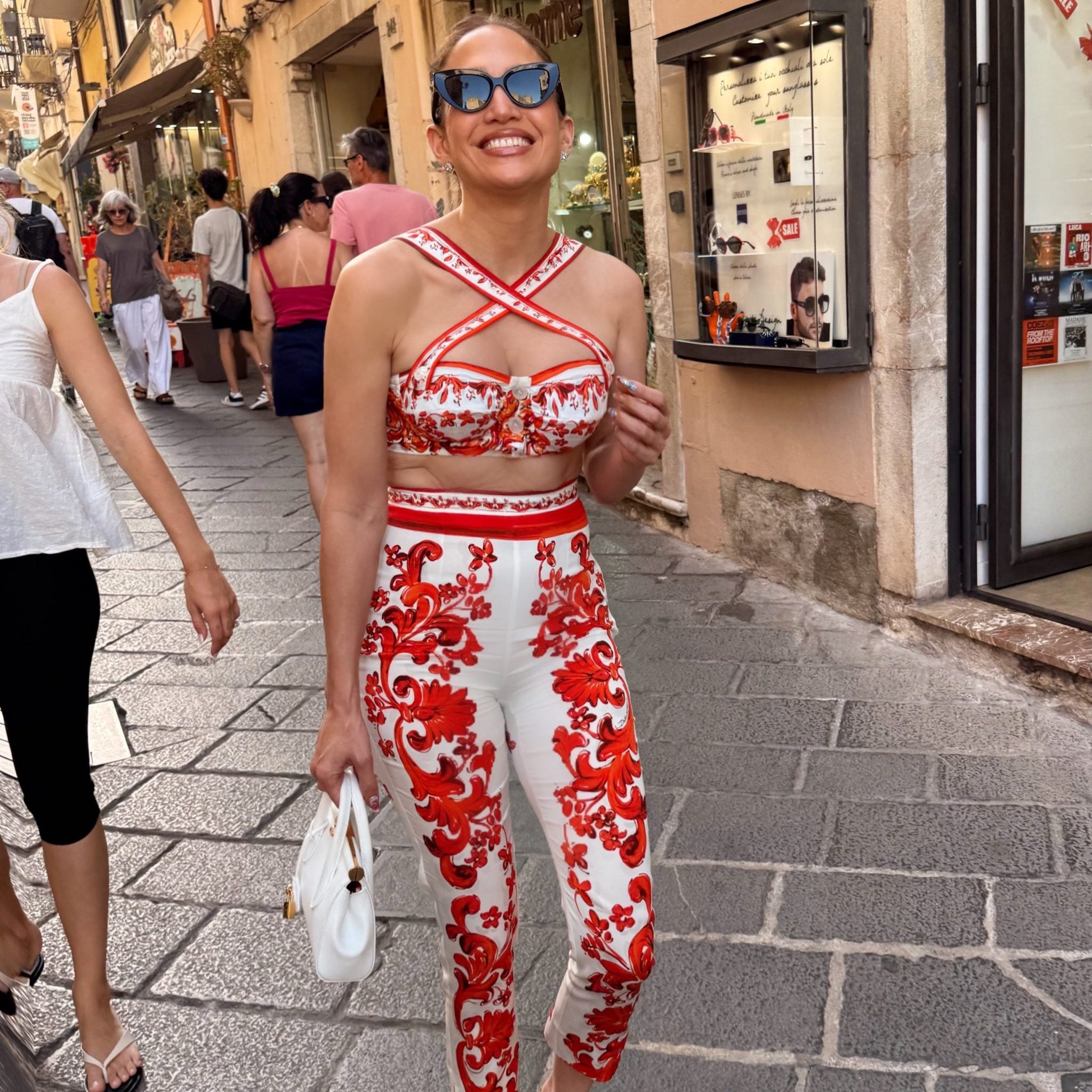 JLo φόρεσε το majolica print στη Σικελία – Πώς θα το υιοθετήσουμε κι εμείς