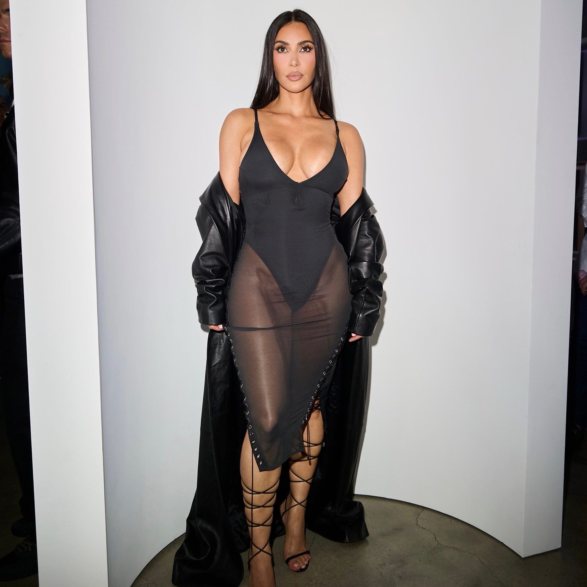 Kim Kardashian και Joey King δείχνουν πώς φοράμε τις διάφανες φούστες