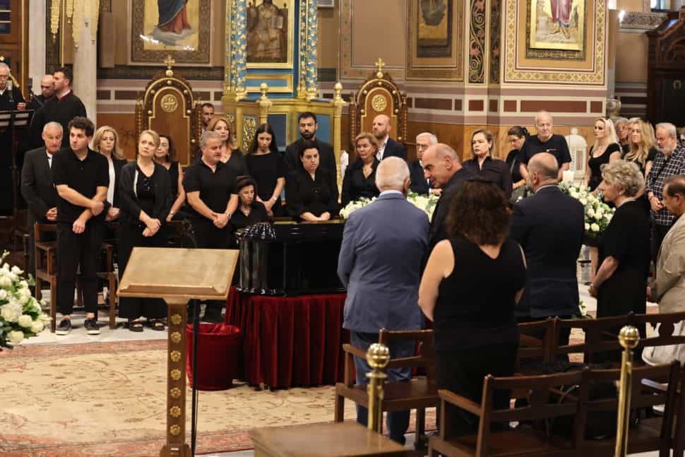 Το μεταφυσικό σημάδι πάνω από το φέρετρο της Κοντού: Τι συνέβη τη στιγμή που την έβαζαν στο χώμα
