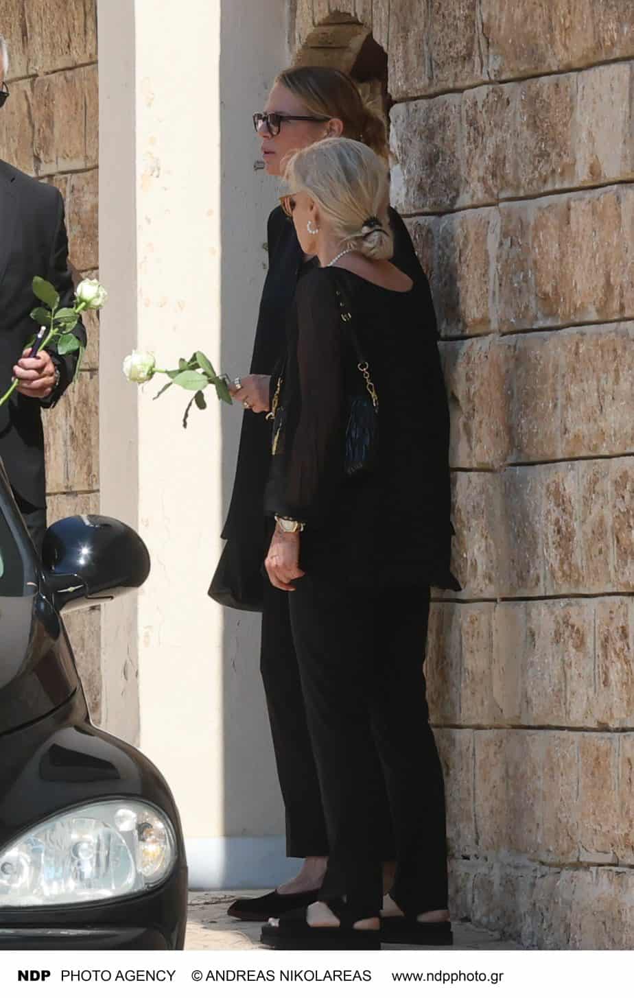 Έλενα Κατραβά: Με λευκό τριαντάφυλλο αποχαιρετά τον Λορέντζο Καριέρε