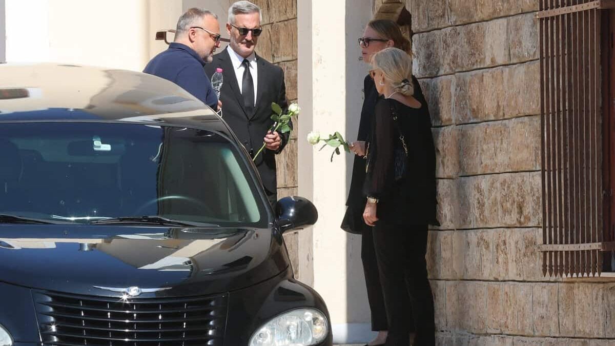 Έλενα Κατραβά: Με λευκό τριαντάφυλλο αποχαιρετά τον Λορέντζο Καριέρε