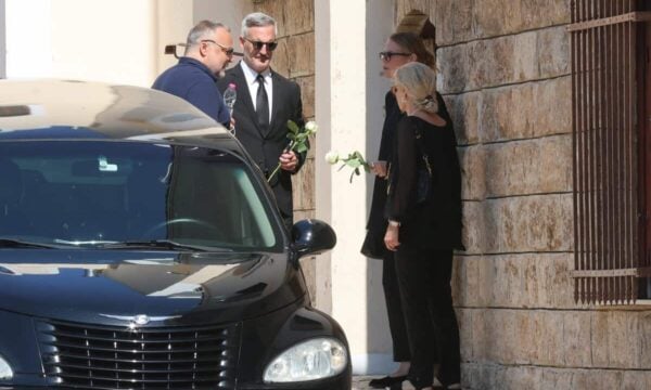 Έλενα Κατραβά: Με λευκό τριαντάφυλλο αποχαιρετά τον Λορέντζο Καριέρε