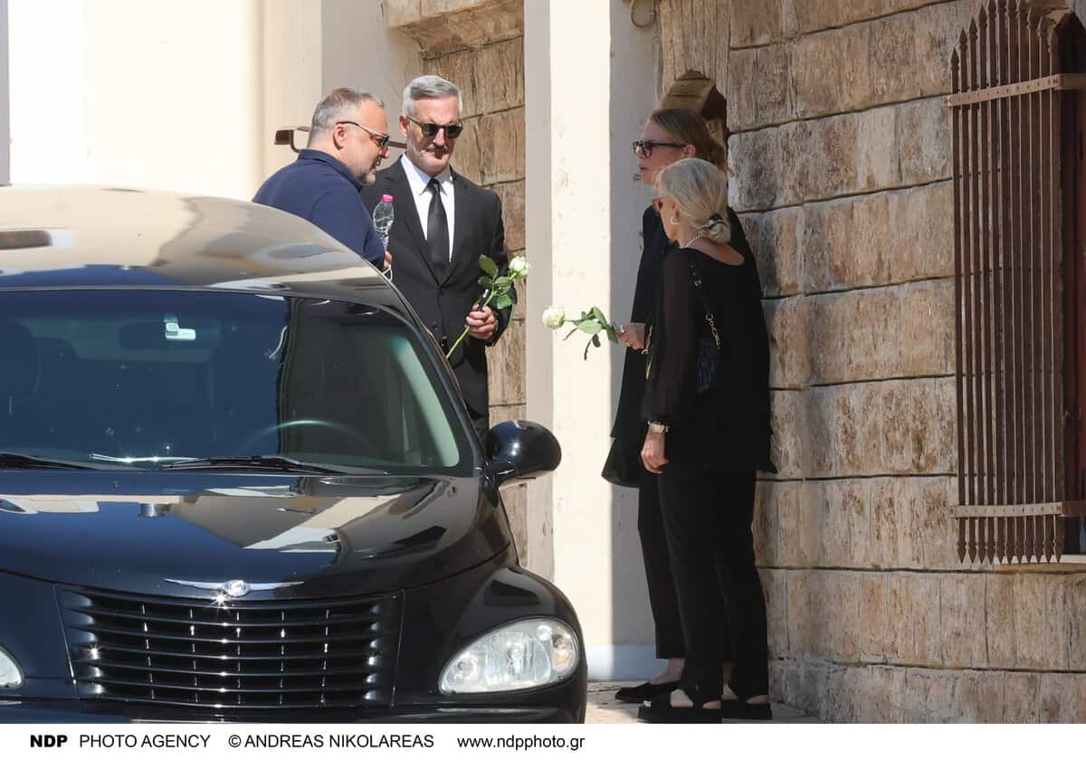 Έλενα Κατραβά: Με λευκό τριαντάφυλλο αποχαιρετά τον Λορέντζο Καριέρε