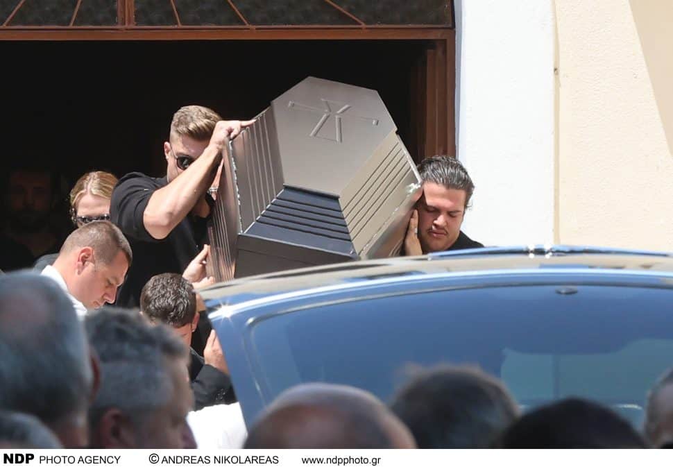 Οι γιοι του Λορέντζο Καριέρε άφησαν λευκό τριαντάφυλλο και είπαν σπαρακτικό αντίο
