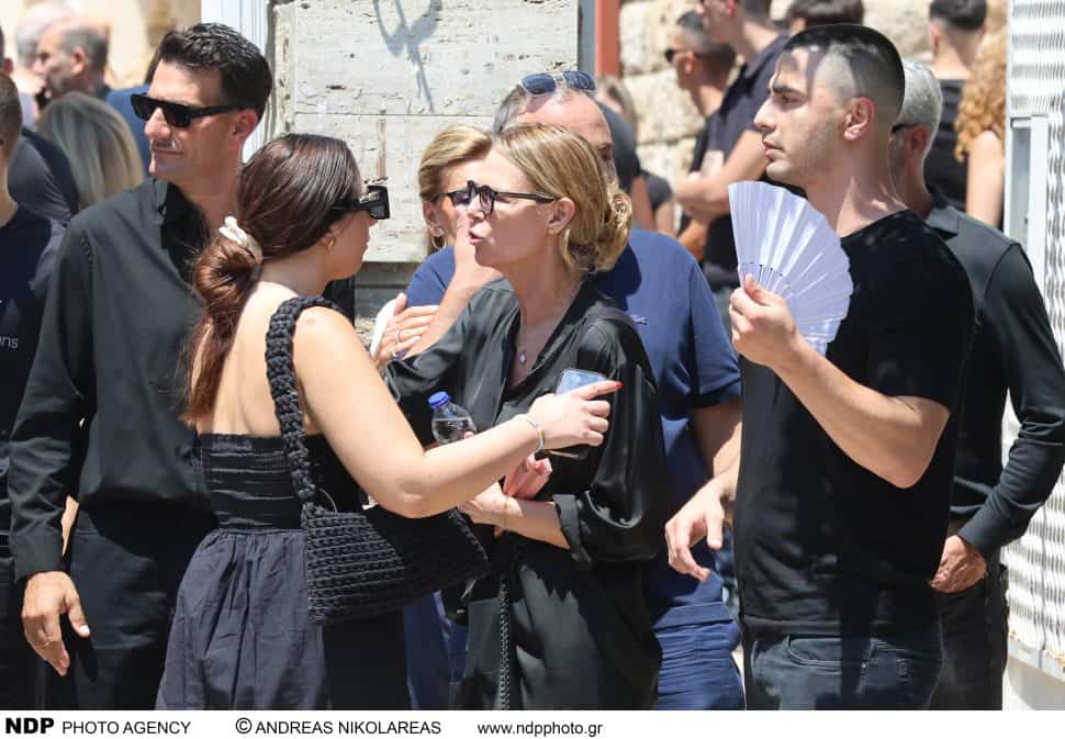 Οι γιοι του Λορέντζο Καριέρε άφησαν λευκό τριαντάφυλλο και είπαν σπαρακτικό αντίο