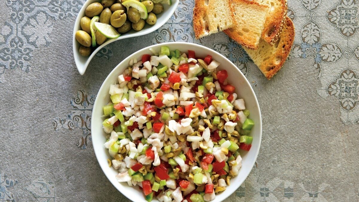 Ceviche με λαβράκι και τσακιστές ελιές