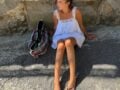 Φόρεμα + σαγιονάρες: Τα πιο κομψά σύνολα του καλοκαιριού έχουν αυτά τα δύο στοιχεία