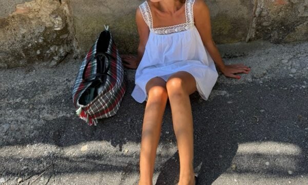 Φόρεμα + σαγιονάρες: Τα πιο κομψά σύνολα του καλοκαιριού έχουν αυτά τα δύο στοιχεία