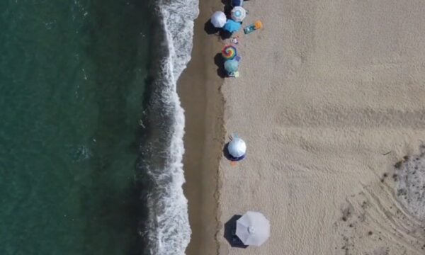 Παραλία «καταφύγιο» της Χαλκιδικής με θέα τον Άθω για μια βουτιά