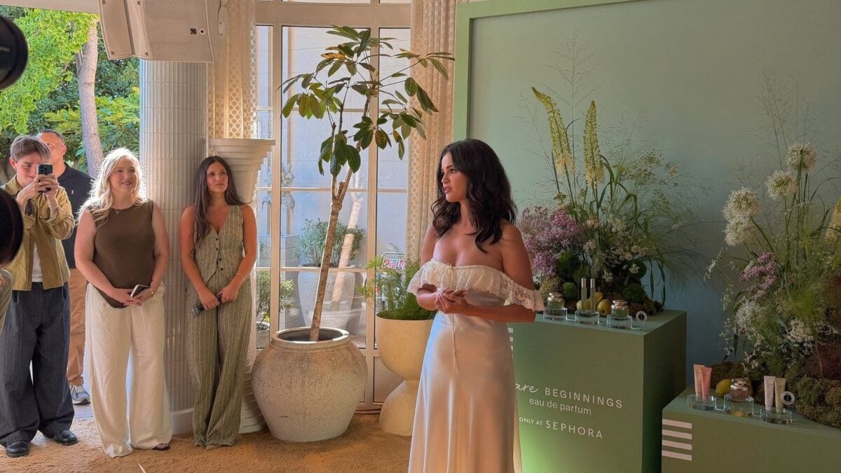 Selena Gomez επαναφέρει τα αέρινα φορέματα: Πώς θα τα φορέσουμε