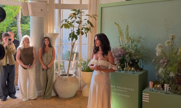 Selena Gomez επαναφέρει τα αέρινα φορέματα: Πώς θα τα φορέσουμε