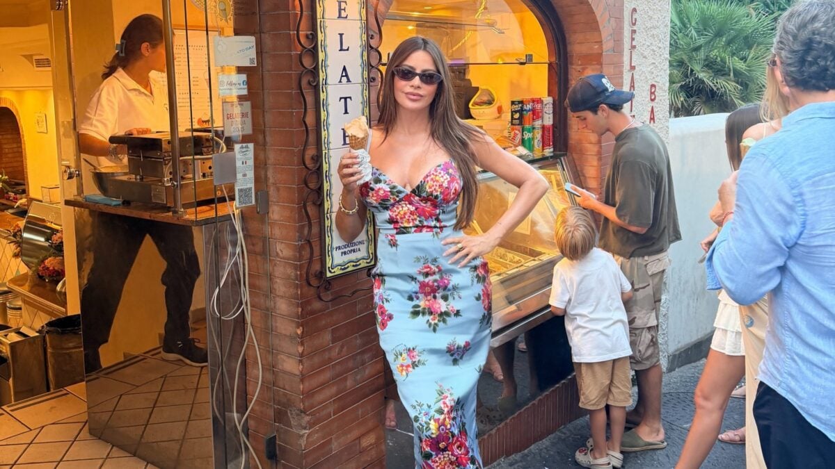 Sofia Vergara: Πώς φοράμε τα sneakers φέτος το καλοκαίρι
