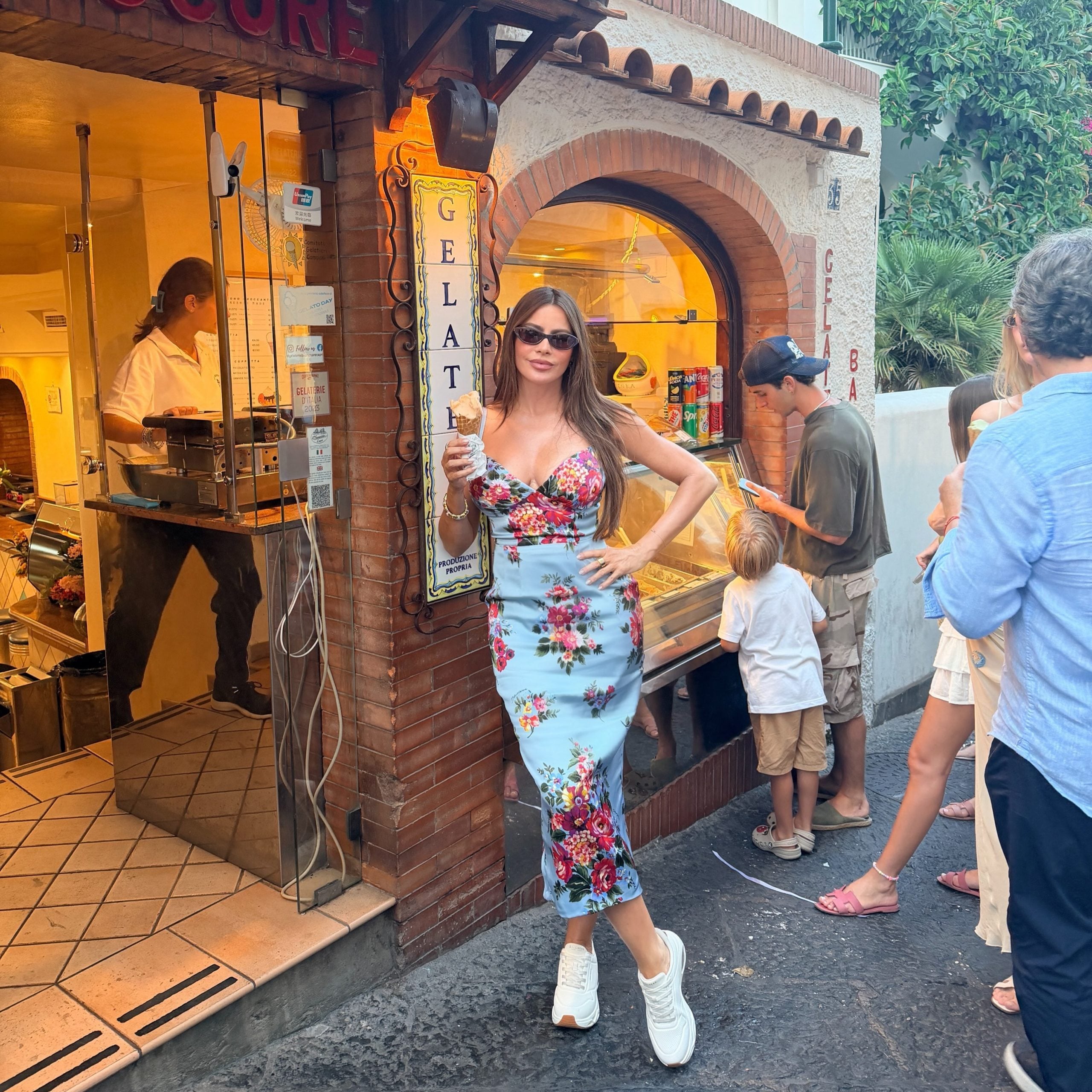 Sofia Vergara: Πώς φοράμε τα sneakers φέτος το καλοκαίρι