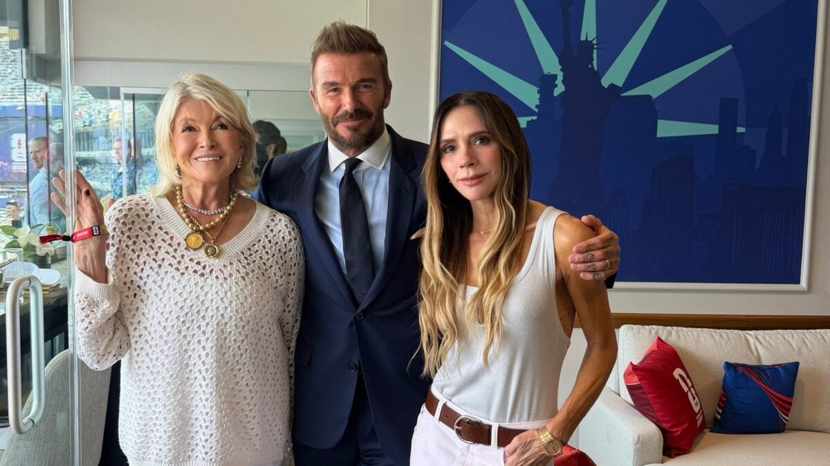 Victoria Beckham φόρεσε ένα απλό λευκό φανελάκι: Πώς θα το φορέσουμε κι εμείς
