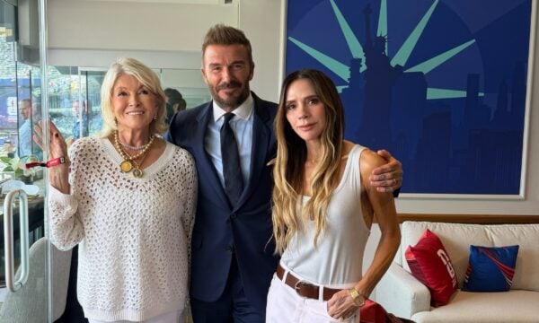 Victoria Beckham φόρεσε ένα απλό λευκό φανελάκι: Πώς θα το φορέσουμε κι εμείς