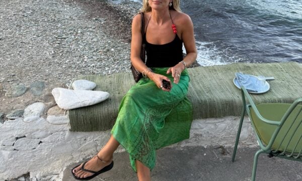 DIY: Πώς φτιάχνουμε μια wrap φούστα με ένα μαντήλι, βήμα-βήμα