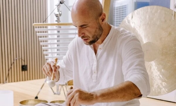 Νικόλαος Unalome: Ο ήχος μπορεί να γίνει εργαλείο ευεξίας – Η ηχοθεραπεία