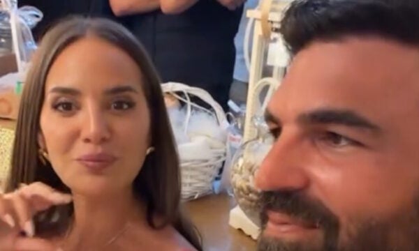 Ρία Ελληνίδου – Δημήτρης Αλεξάνδρου: Το παραδοσιακό «στρώσιμο του κρεβατιού» πριν από τον γάμο φίλων τους και η χιουμοριστική ατάκα
