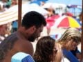 Δημήτρης Αλεξάνδρου – Ρία Ελληνίδου σε παραλία της Μυκόνου: χαλαρές στιγμές