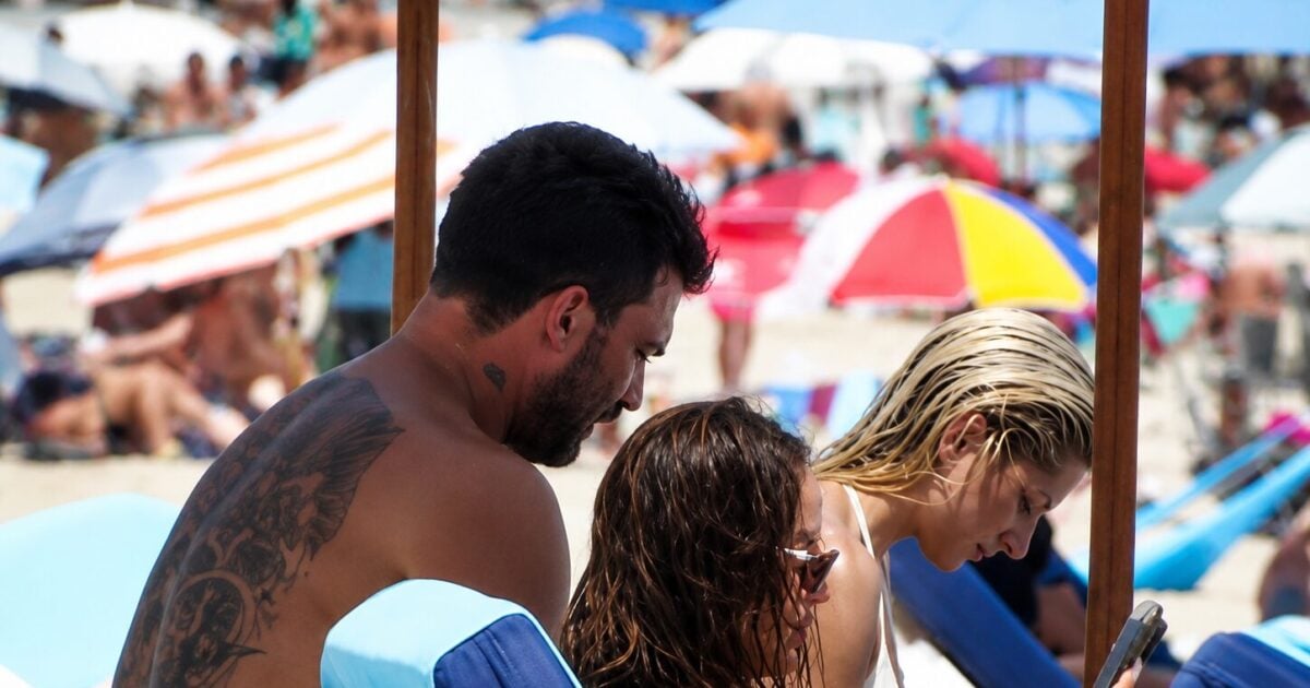 Δημήτρης Αλεξάνδρου – Ρία Ελληνίδου σε παραλία της Μυκόνου: χαλαρές στιγμές