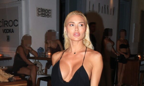 Αλεξάνδρα Παναγιώταρου: Εμφάνιση στα σοκάκια της Μυκόνου – Φωτογραφίες